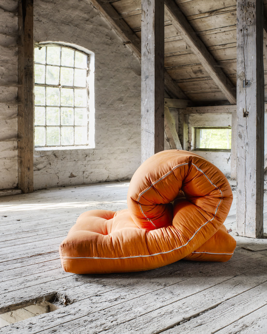 Loop futonbäddfåtölj outlet light bordaux från Danska Karup 7 Loop futonbäddfåtölj outlet light bordaux från Danska Karup